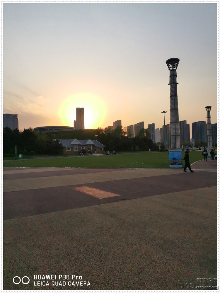 暮色低垂，我们则向着晚霞而行