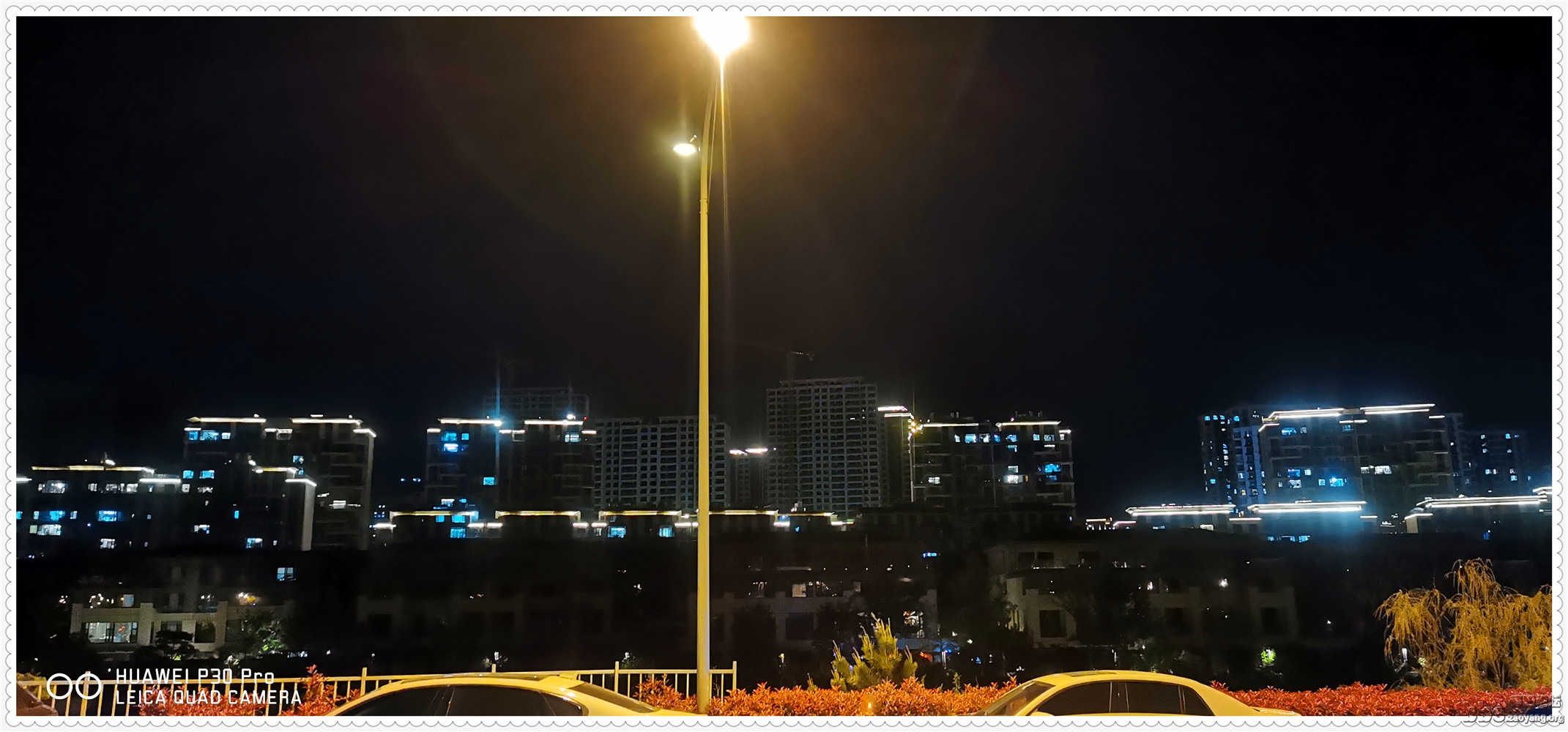 光影闪烁，霓虹摇曳